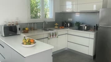 Coffee/tea maker, fridge, microwave, stovetop