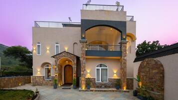 المنشأة من الخارج