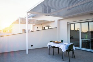 Outdoor dining - Residence Casuzze with pool - Two-room apartment (Kaukana)