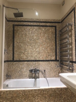 Dusche, Haartrockner, Bidet, Handtücher