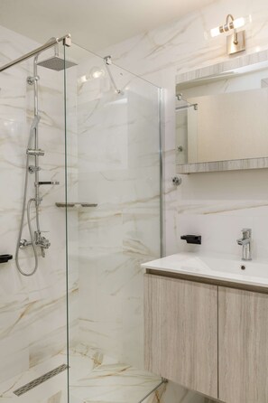 Een douche, een haardroger, handdoeken