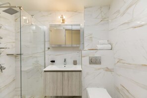 Shower, hair dryer, towels - Vivienne by halu!, Apartment in the center (Thessaloniki)