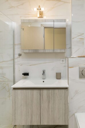 Shower, hair dryer, towels - Vivienne by halu!, Apartment in the center (Thessaloniki)