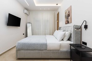 2 bedrooms, desk, iron/ironing board, WiFi - Solange by halu! 2-BD apt next to metro station (Thessaloniki)