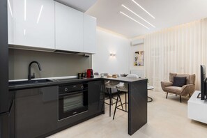 Fridge, oven, stovetop, dishwasher - Solange by halu! 2-BD apt next to metro station (Thessaloniki)