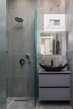 Shower, hair dryer, towels - Solange by halu! 2-BD apt next to metro station (Thessaloniki)