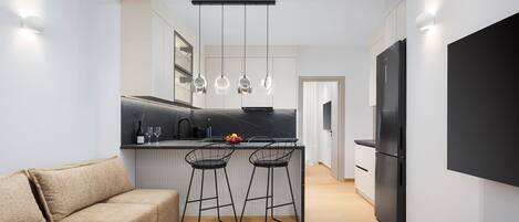 Appartement Deluxe | Aire de séjour | Téléviseur connecté de 65 po avec télévision par câble, Netflix