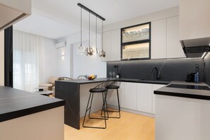 Deluxe Apartment | Private kitchen | Full-size fridge, microwave, oven, stovetop - Acropolis City Icon Residence (Athens)