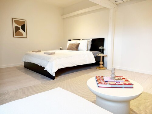 Spacious Rooms 15 Min to City Center