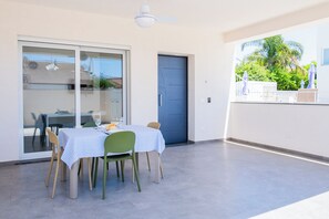 Outdoor dining - Residence Casuzze with pool - Three-room apartment (Kaukana)
