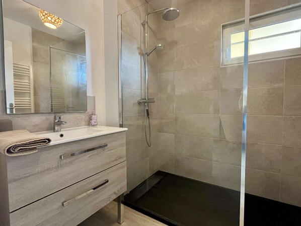 Douche, serviettes fournies