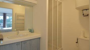 Douche, serviettes fournies