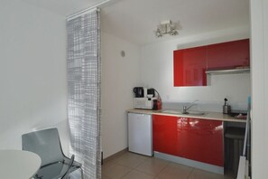Fridge, microwave, coffee/tea maker, toaster