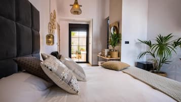 Deluxe Suite, Jetted Tub