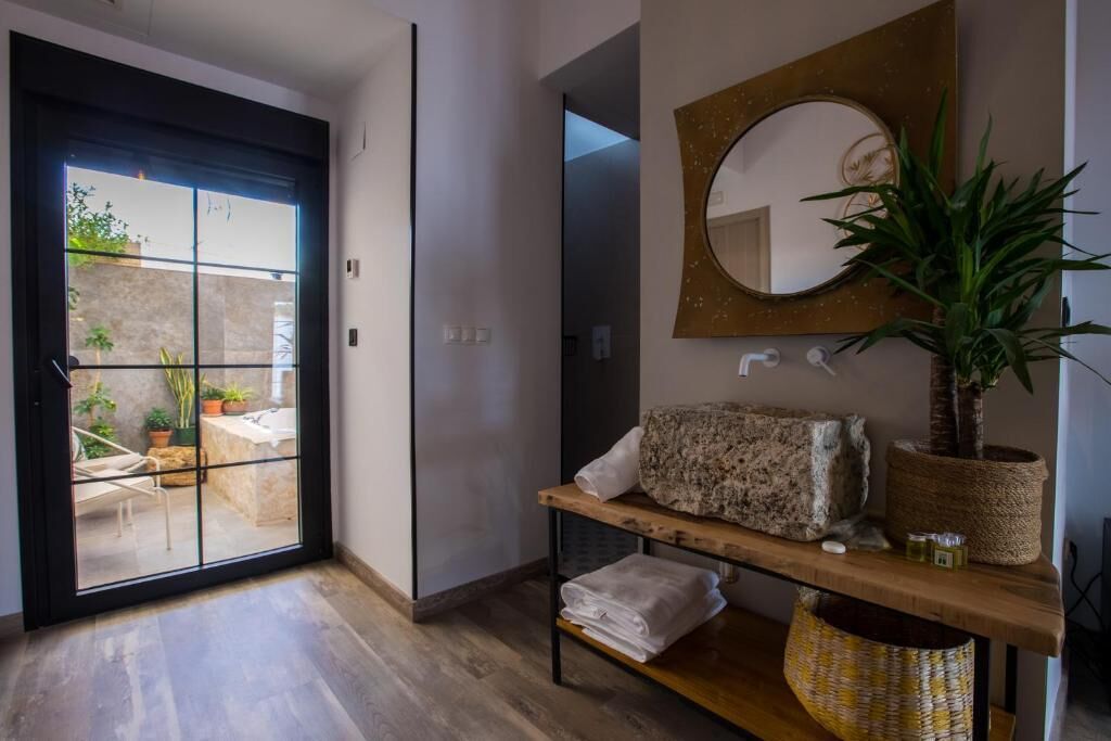 Deluxe Suite, Jetted Tub