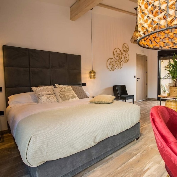 Deluxe Suite, Jetted Tub