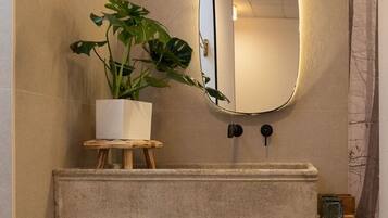 Habitación estándar doble, 1 cama de matrimonio | Baño | Toallas