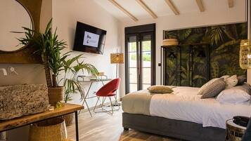 Deluxe Suite, Jetted Tub