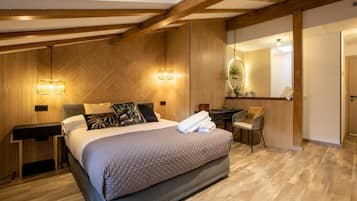 Une chambre à coucher avec un lit, des tables de chevet, un bureau et une chaise.