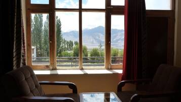 Deluxe tweepersoonskamer, balkon, uitzicht op bergen | Interieur