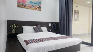 Quarto casal básico, sacada, vista para o pátio