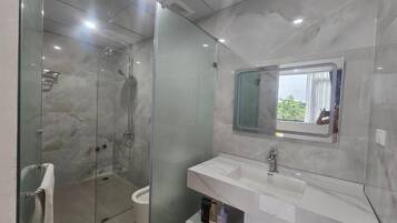 Deluxe fyrbäddsrum - utsikt mot staden | Badrum