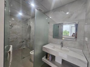 Deluxe-Vierbettzimmer, Stadtblick | Badezimmer