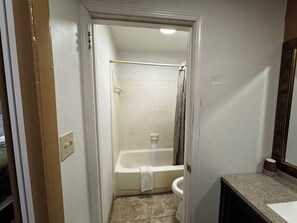 Bathroom - OYO Briarwood Motel (VALDOSTA)
