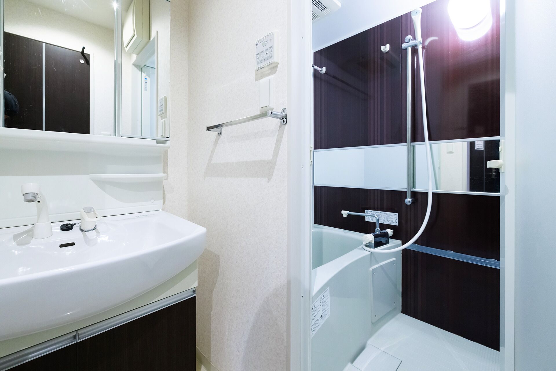 Combined shower/bathtub, free toiletries, hair dryer, slippers