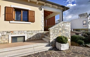 Property grounds - Flat with shared pool in Fiorini (Fiorini)