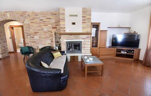 TV, fireplace - Flat with shared pool in Fiorini (Fiorini)