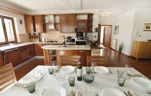 Dining - Flat with shared pool in Fiorini (Fiorini)