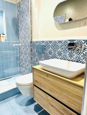 Hair dryer, towels, soap, toilet paper - Renovated 2 Bedroom Apartment in Stylish Kensington & Chelsea (Central London) (London)