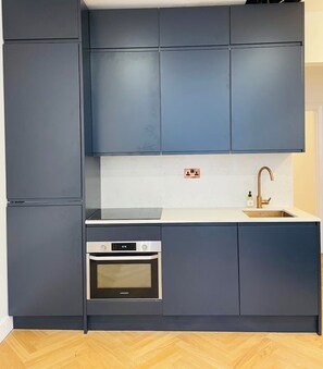 Private kitchen - Renovated 2 Bedroom Apartment in Stylish Kensington & Chelsea (Central London) (London)