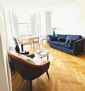 Living area - Renovated 2 Bedroom Apartment in Stylish Kensington & Chelsea (Central London) (London)