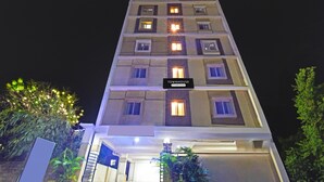 Un hotel de varios pisos con un cartel que indica 'Servicios de la Empresa'.