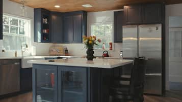 Coffee/tea maker, fridge, microwave, oven