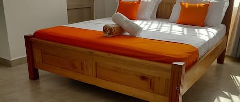 2 habitaciones, tabla de planchar con plancha, wifi y ropa de cama