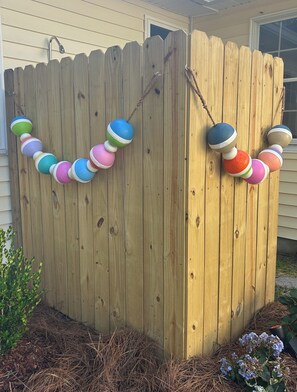 Een houten hek versierd met kleurrijke ballen.