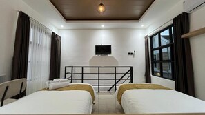 Twin Room - Lodjisvarga Villa Jogja (Sleman)