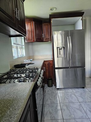 Lemari es, oven, kompor, dan peralatan masak/sendok-piring