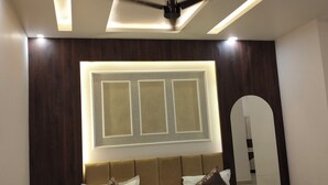 Une salle de bain moderne avec un meuble-lavabo, un ventilateur de plafond, un éclairage encastré et un grand miroir.
