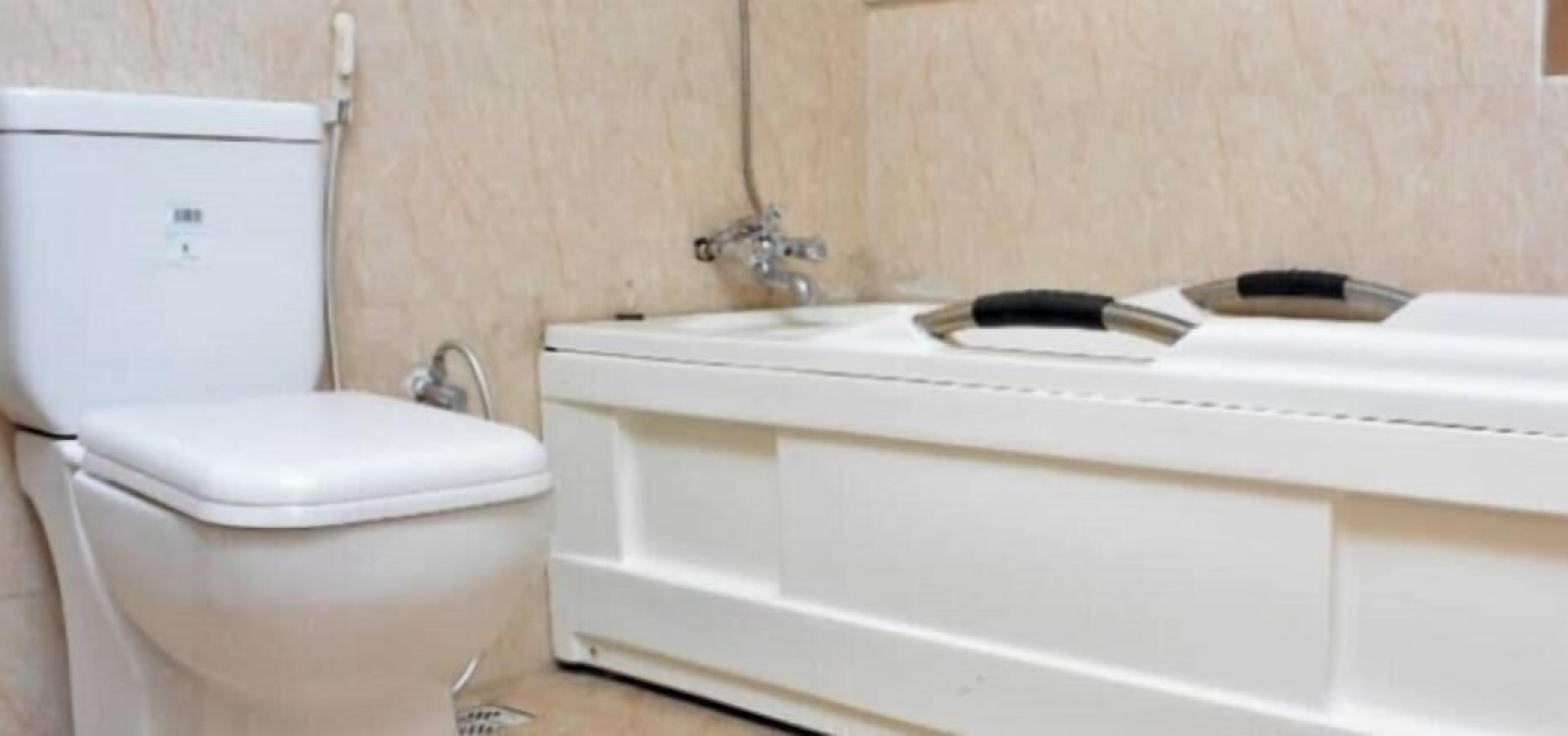 Un baño con inodoro, lavabo y bañera.