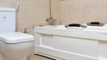 Un baño con inodoro, lavabo y bañera.