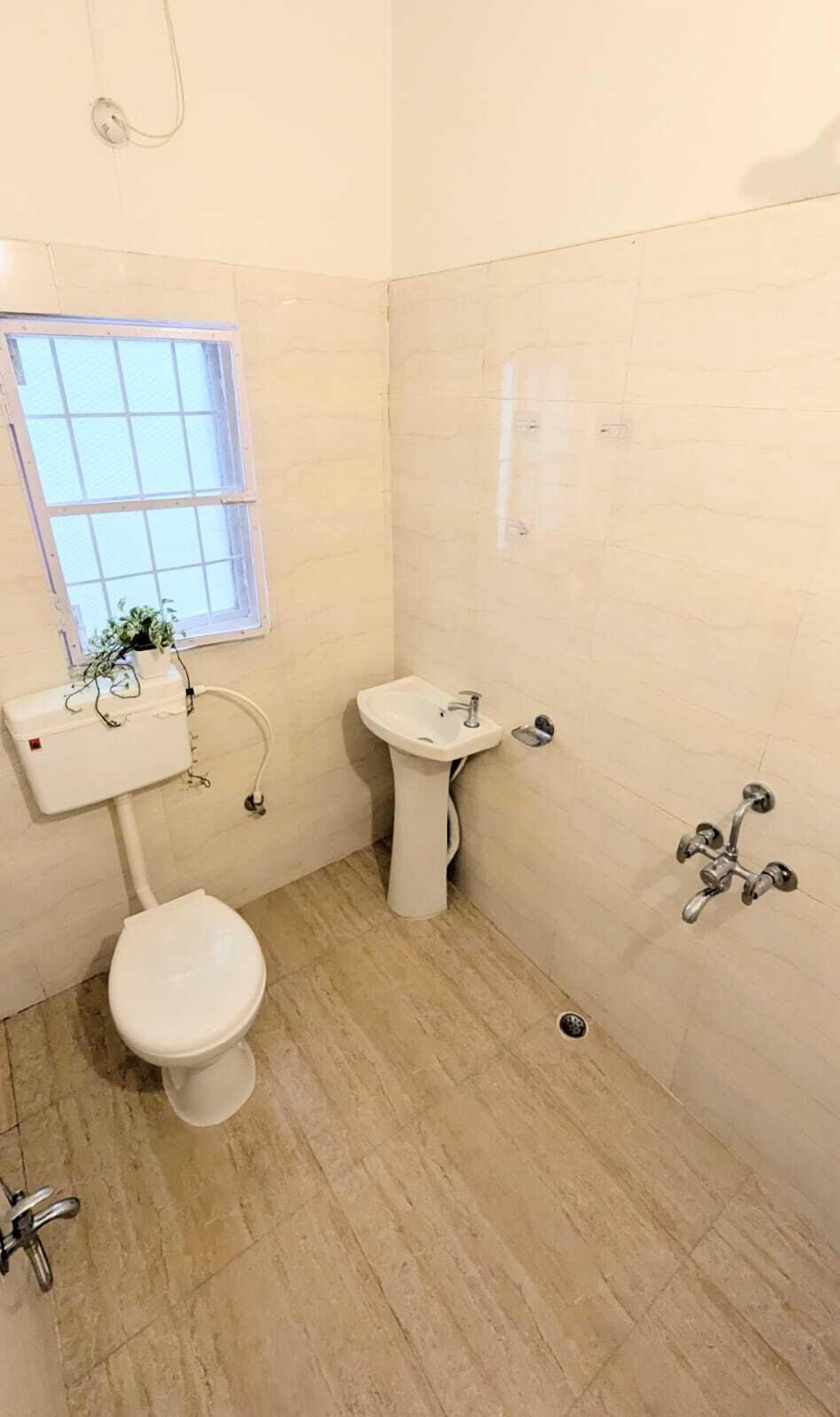 Un baño pequeño con inodoro, bidé y lavabo.