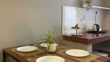 Apartment, 2 Bedrooms | Dining