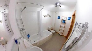 Hair dryer, towels, soap, toilet paper - Inverness City Centre Apartment With elevator (Inverness)