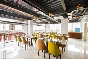 2 restaurantes; se sirve cocina local 