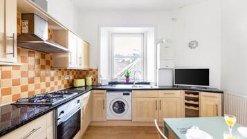 Fridge, oven, stovetop, coffee/tea maker