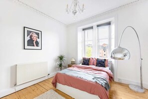 2 bedrooms, iron/ironing board, travel cot, free WiFi - Cosy 2BR - Easy Access to City Centre- Canal Walks (Edinburgh)